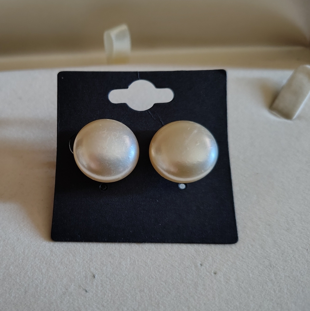 Vintage 1940s RICHELIIEU Moonglow Faux Pearl Screw Back Earrings